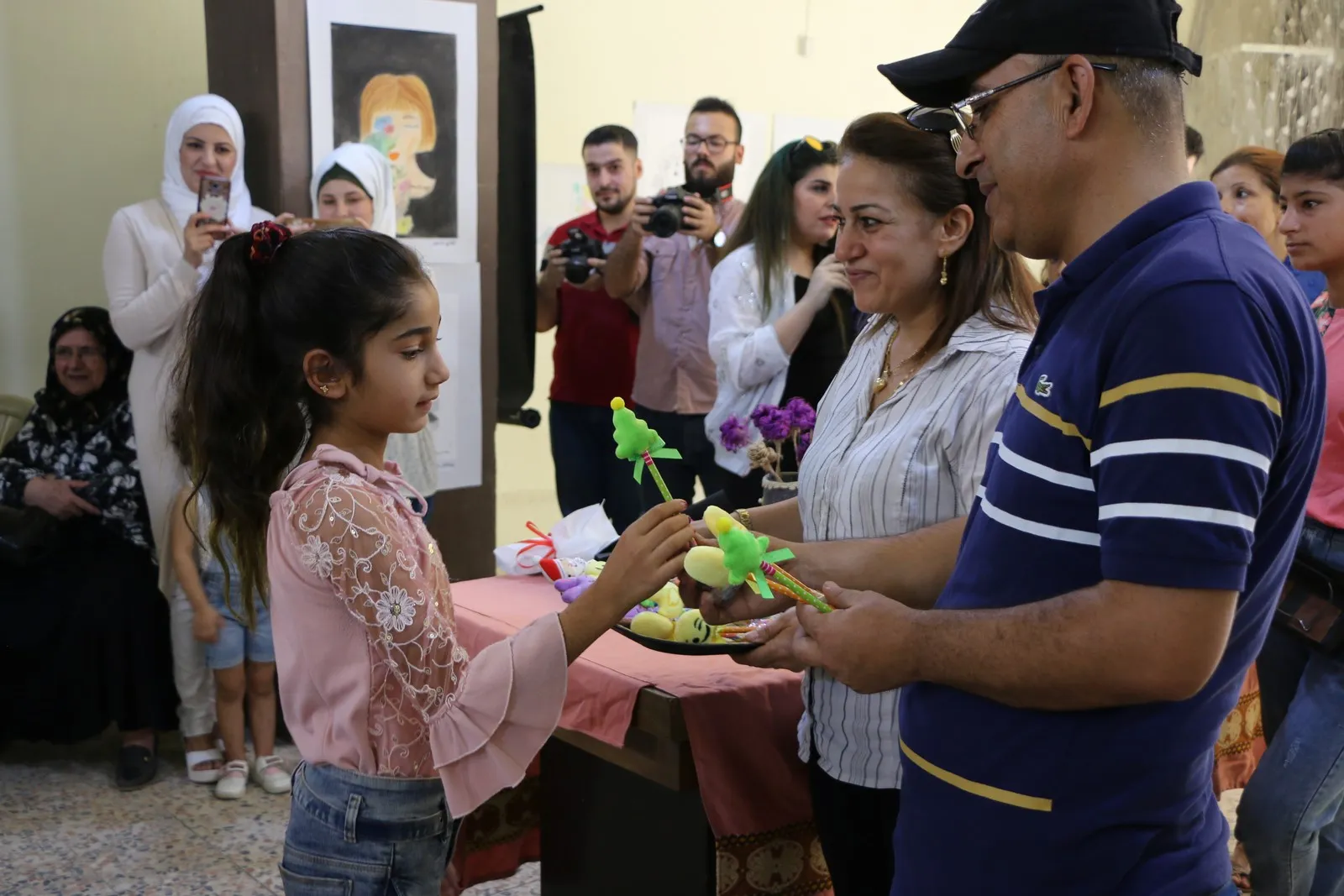 Pêşangehek nîgarên zarokan li Helebê hat vekirin