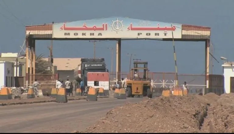 Hûsiyan bendera El-Mexa bi moşkan hedef girt