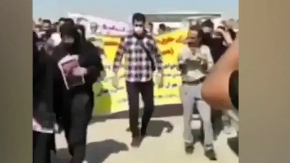 ​​​​​​​Rejîma Îranê bi êşkenceyê ciwanekî Kurd di zindanê de qetil kir