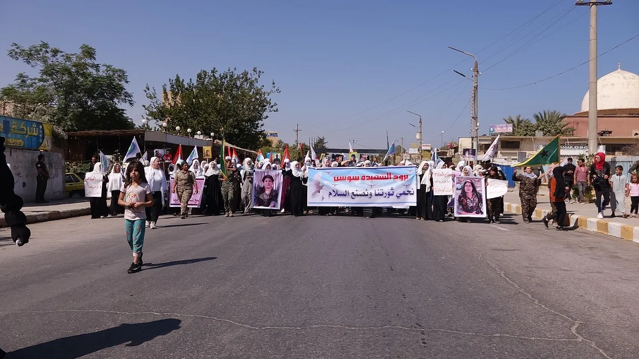 Li Tebqa û Dêrazorê bi boneya Roja Aştiyê meş hatin lidarxistin