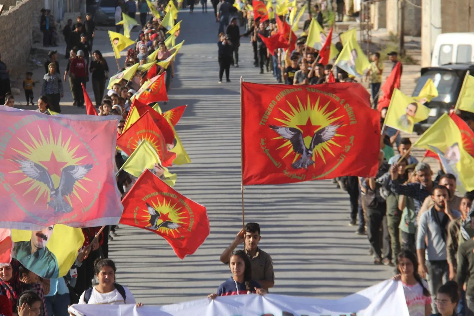 Ciwanên Efrînê dewleta Tirk û PDK'ê şermezar kirin