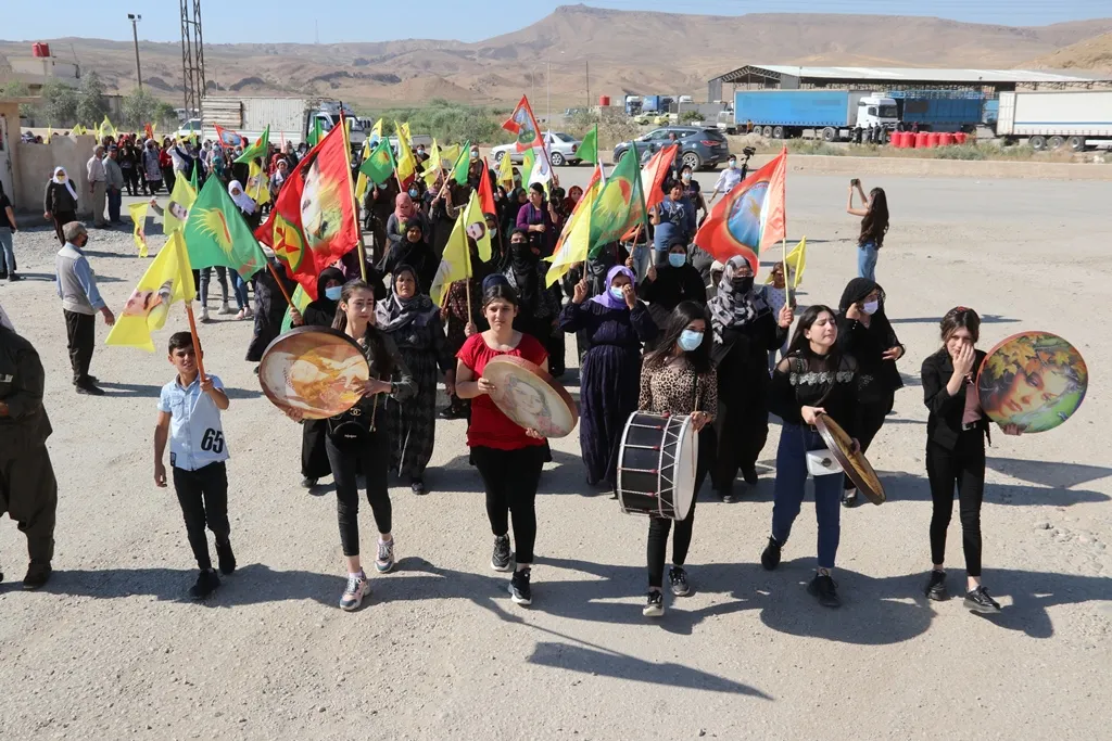 Bi hezaran şêniyên Qamişlo banga azadiya fîzîkî ya rêber Ocalan kir