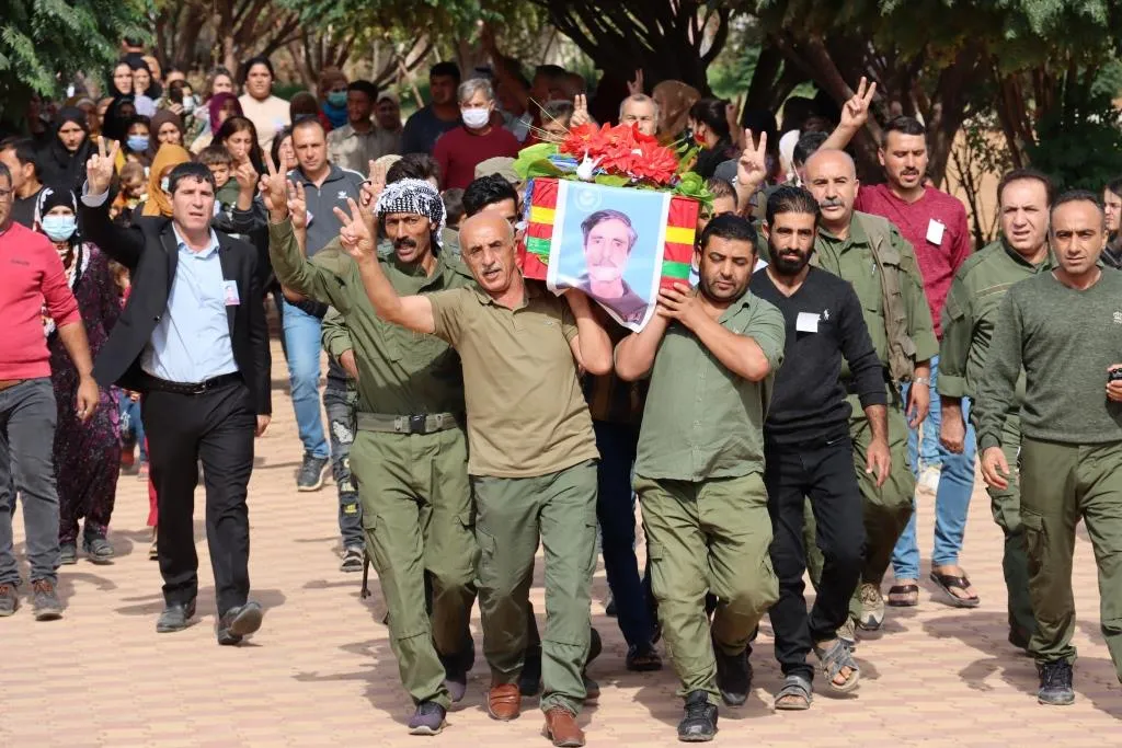 Şêniyên Dirbêsiyê şehîdekî xwe oxir kir
