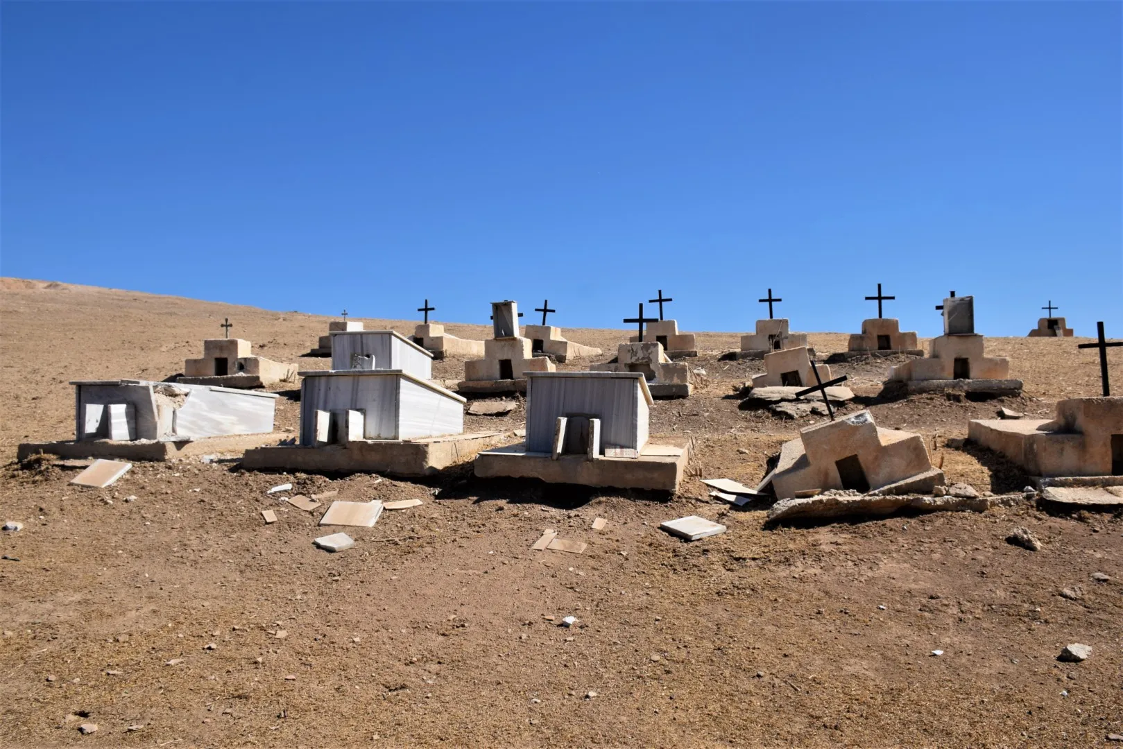 Dîmenên wêraniya ji ber topbarana li ser gundê Til Şenan ê Asûriyan