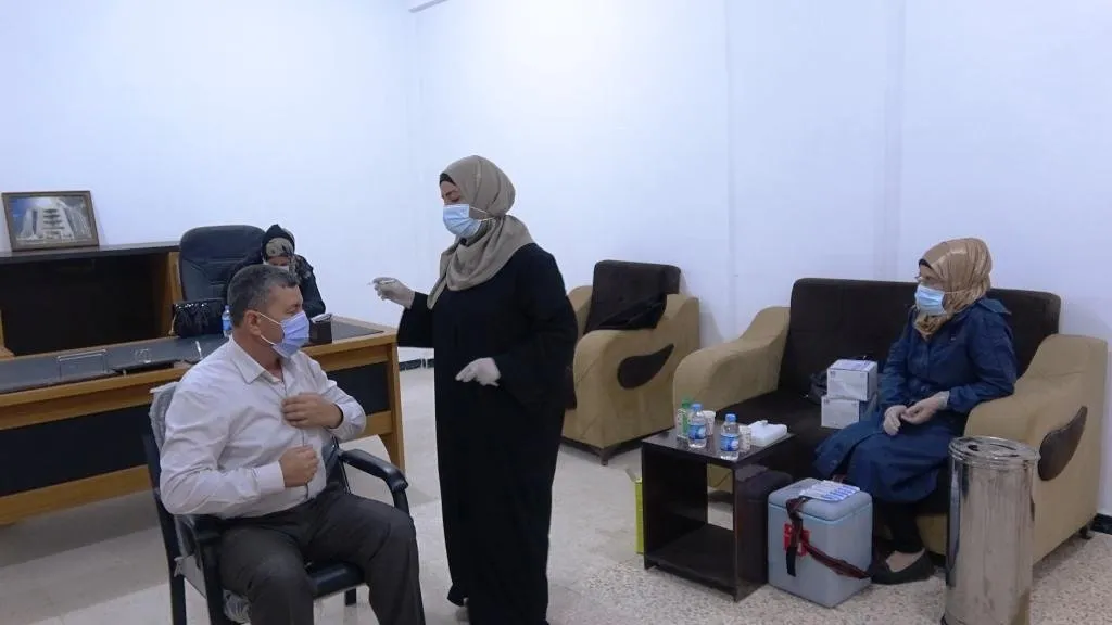 Endamên Meclisa Rêveber a Rêveberiya Xweser derziyên Koronayê li xwe dan