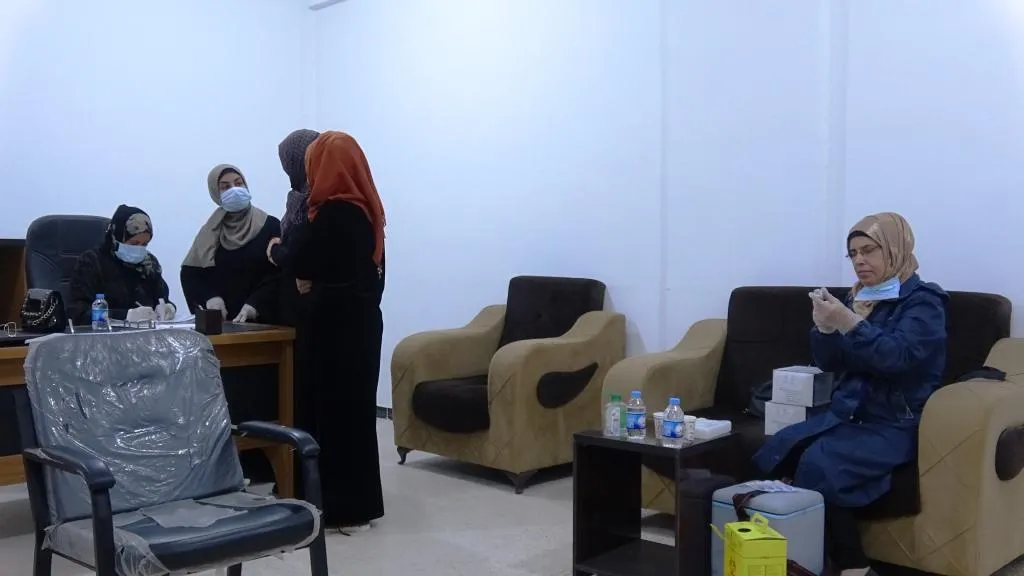 Endamên Meclisa Rêveber a Rêveberiya Xweser derziyên Koronayê li xwe dan