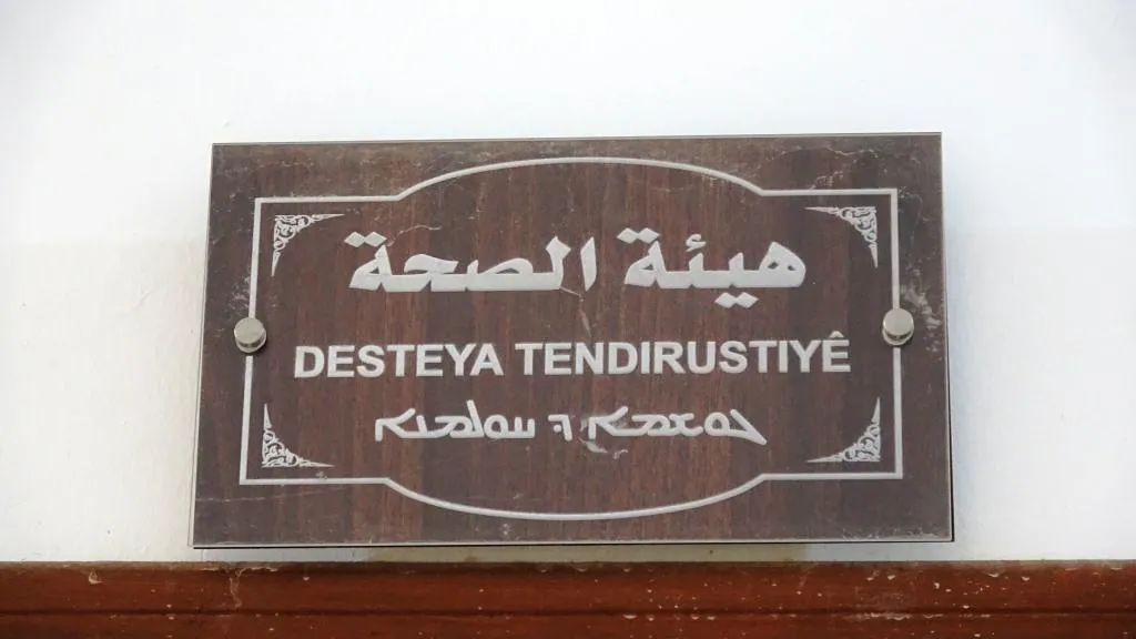 Endamên Meclisa Rêveber a Rêveberiya Xweser derziyên Koronayê li xwe dan