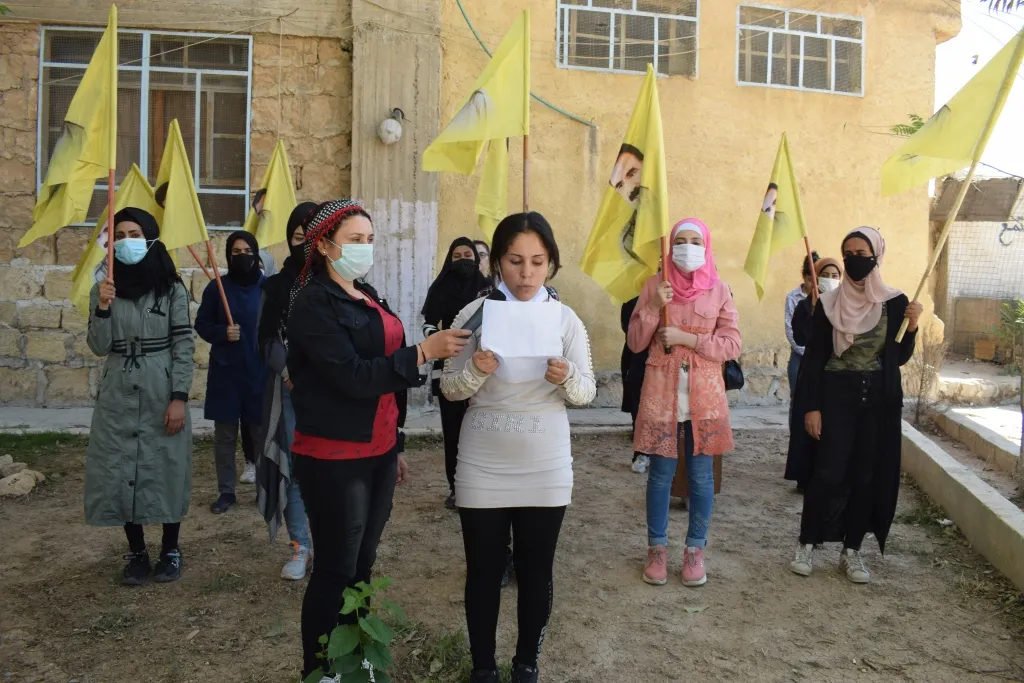 Yekitiya Jinên Ciwan a Minbicê: Em ê komploya navneteweyî têk bibin
