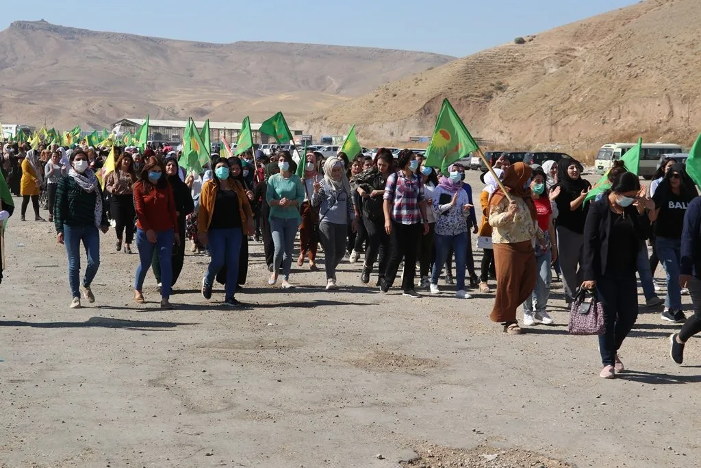 Endamên Kongreya Star li Sêmalka li dijî îxaneta PDK`ê xwepêşandan kir