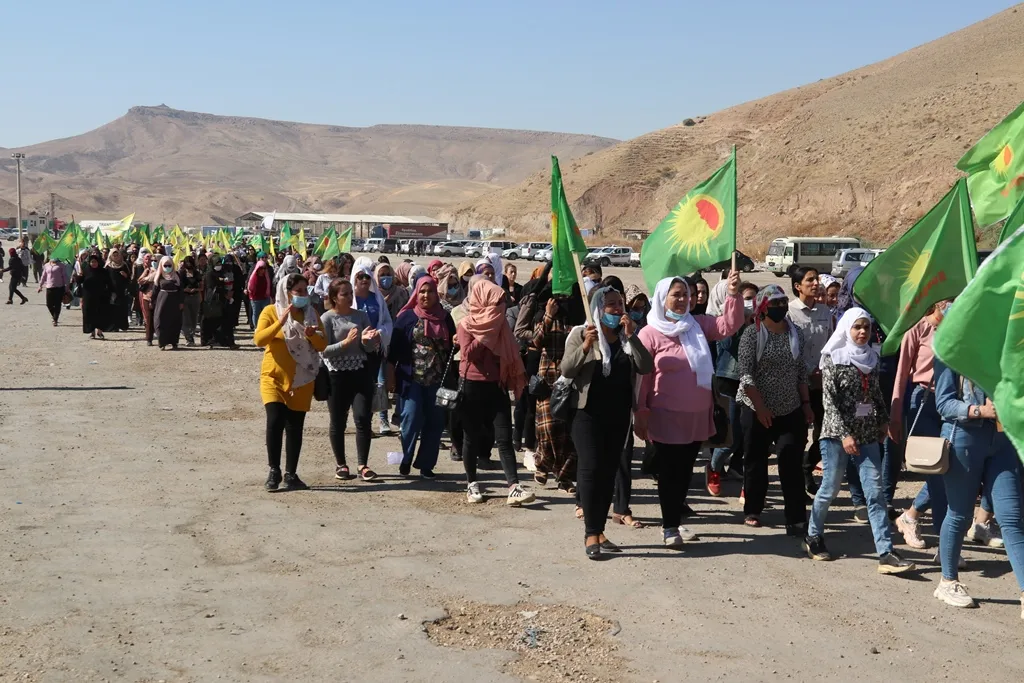 Endamên Kongreya Star li Sêmalka li dijî îxaneta PDK`ê xwepêşandan kir