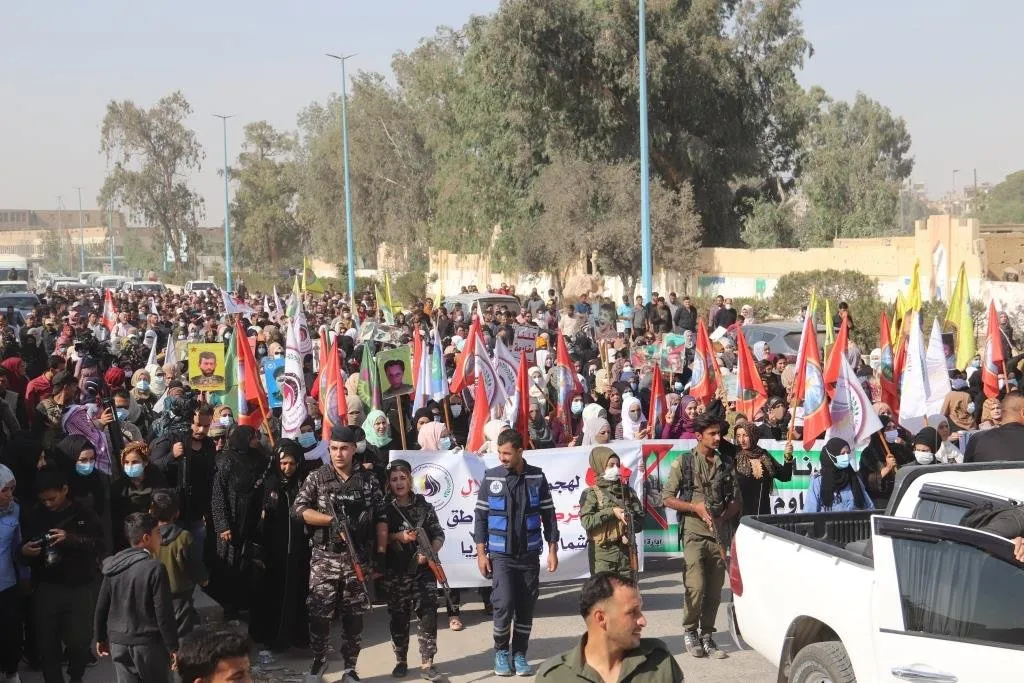 Bi sedan şêniyên Reqayê piştgiriya xwe bi şêniyên Kobanê re nîşan da