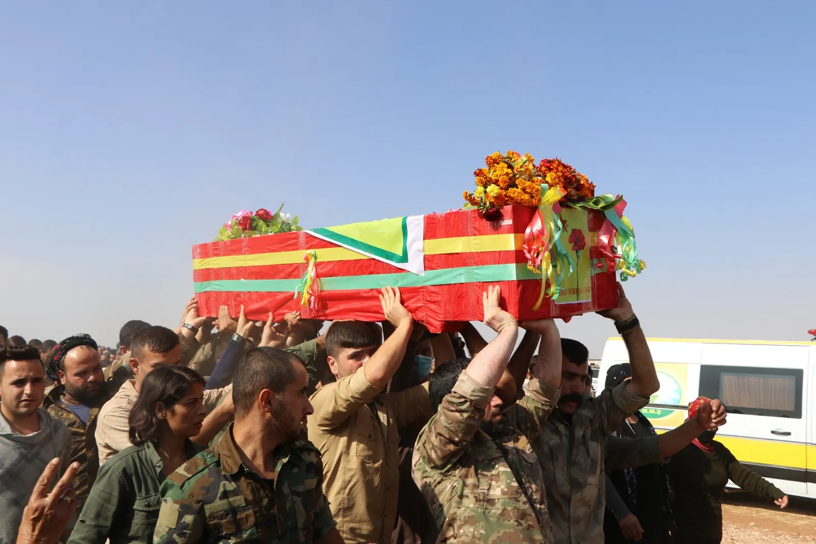 Bi hezaran şêniyên Efrînê şehîd Şoreş Andok oxir kir