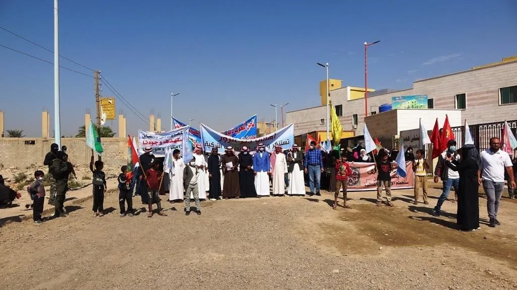 Şêniyên gundewarê rojhilatê Dêrazorê li dijî komploya navneteweyî meşiyan