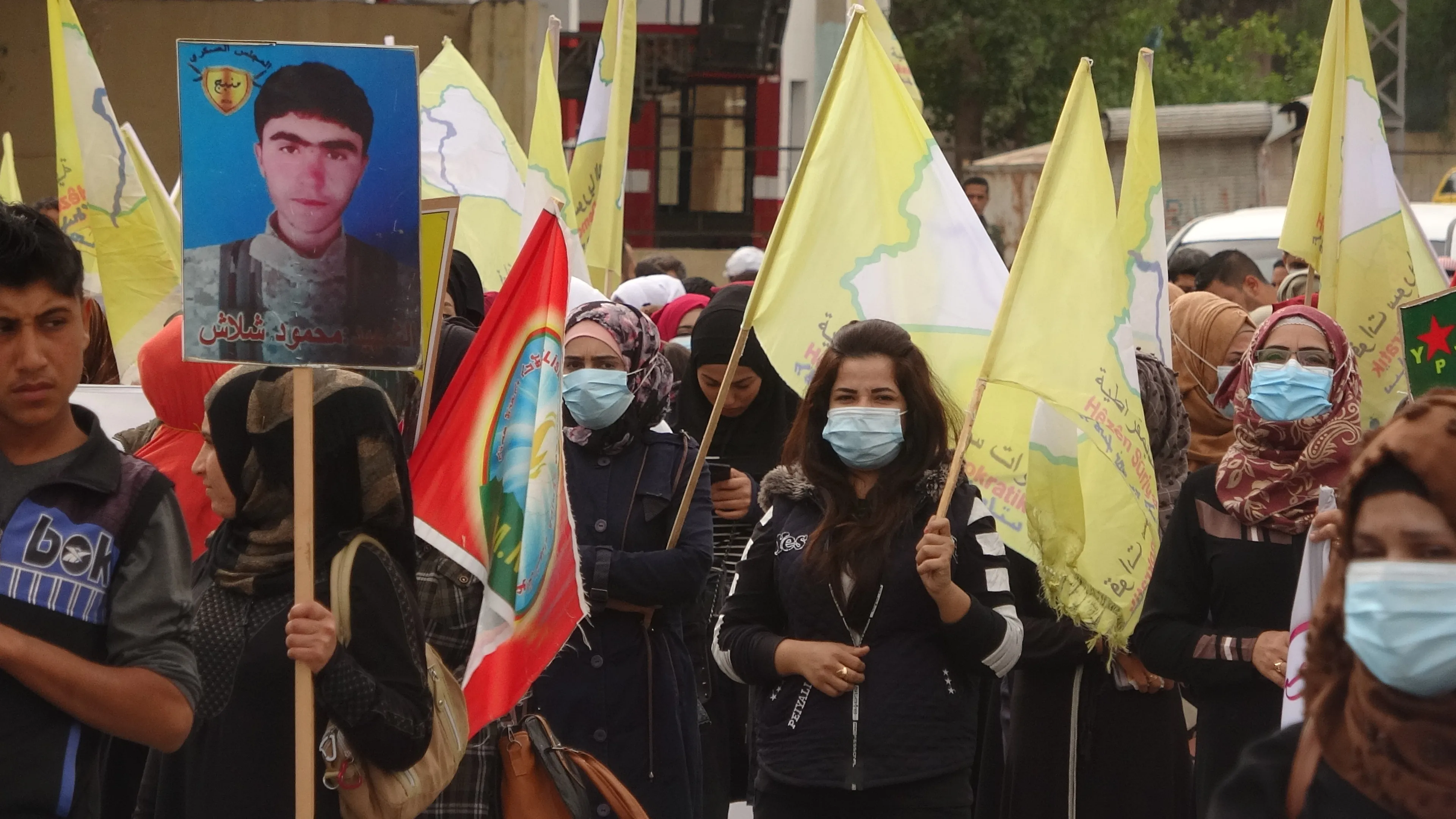Şêniyên Tebqayê li dijî êrişên dewleta Tirk xwepêşandanek li dar xist