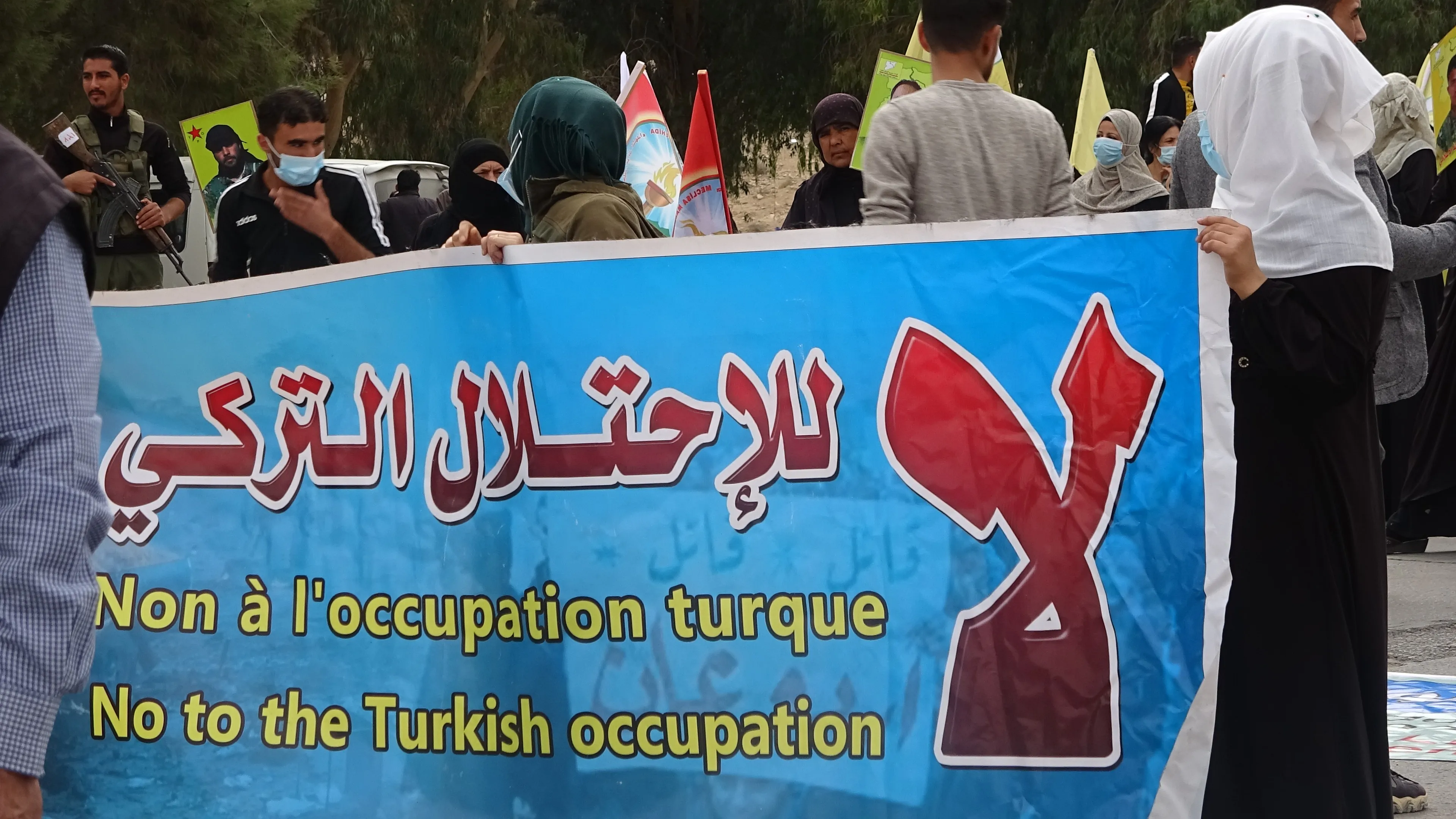 Şêniyên Tebqayê li dijî êrişên dewleta Tirk xwepêşandanek li dar xist