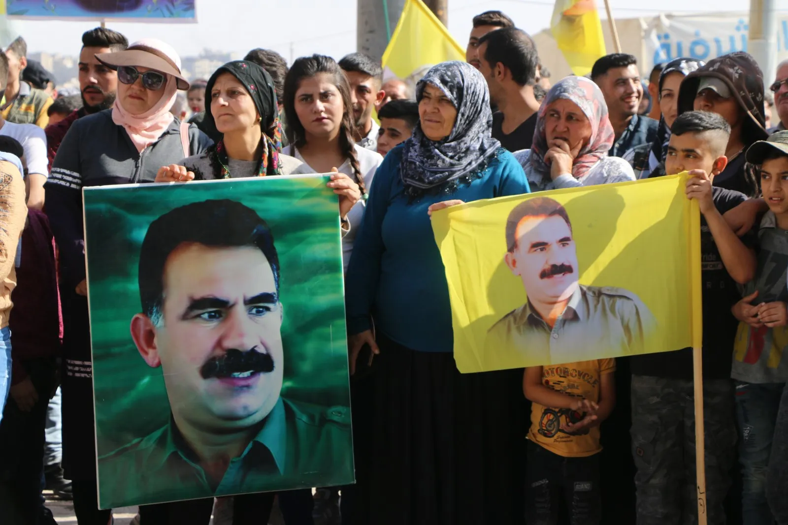 Li Helebê bi hezaran kes ji bo rêber Ocalan meşiyan