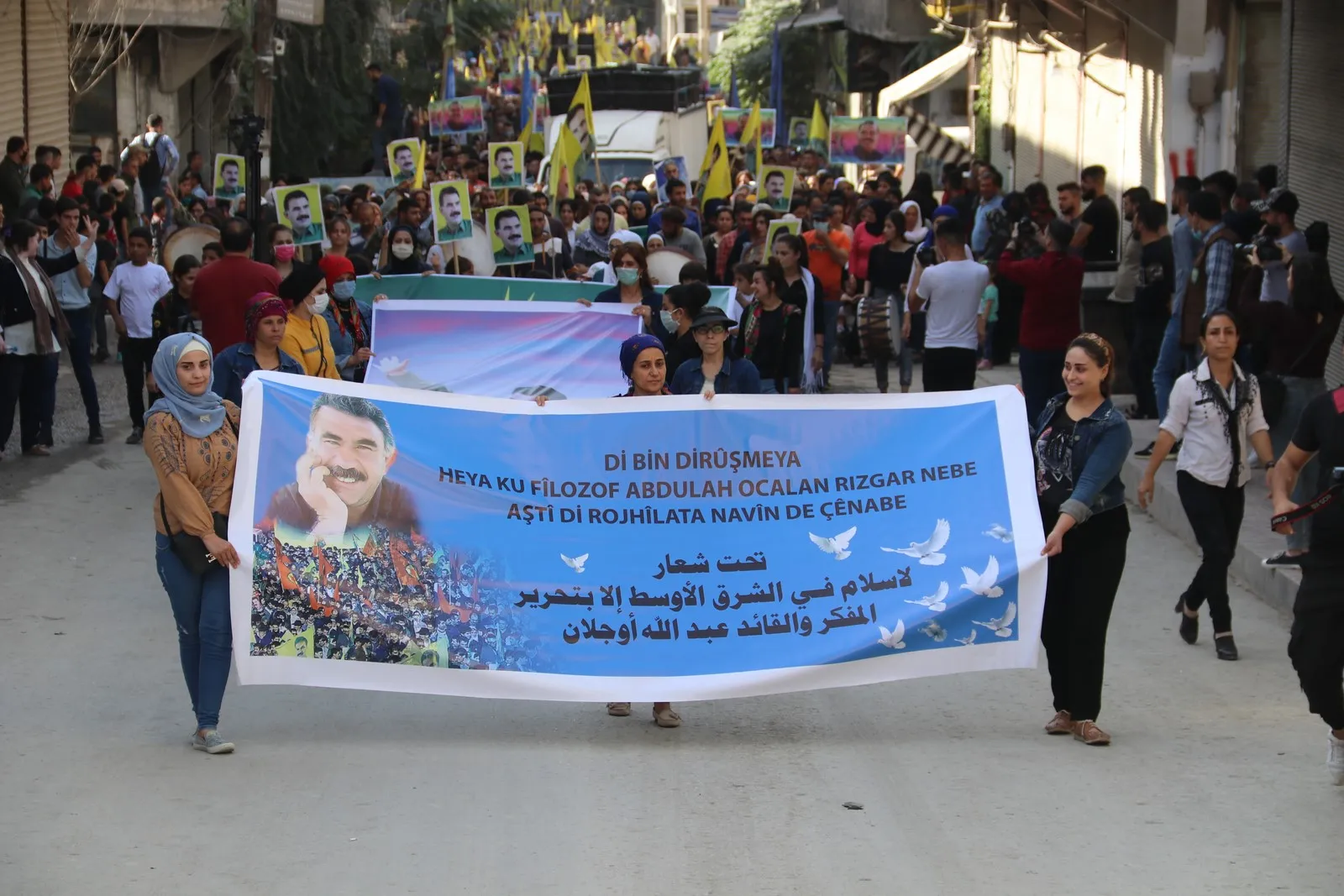 Li Helebê bi hezaran kes ji bo rêber Ocalan meşiyan