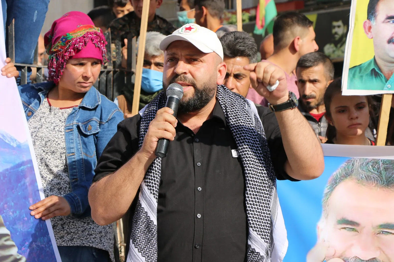 Li Helebê bi hezaran kes ji bo rêber Ocalan meşiyan
