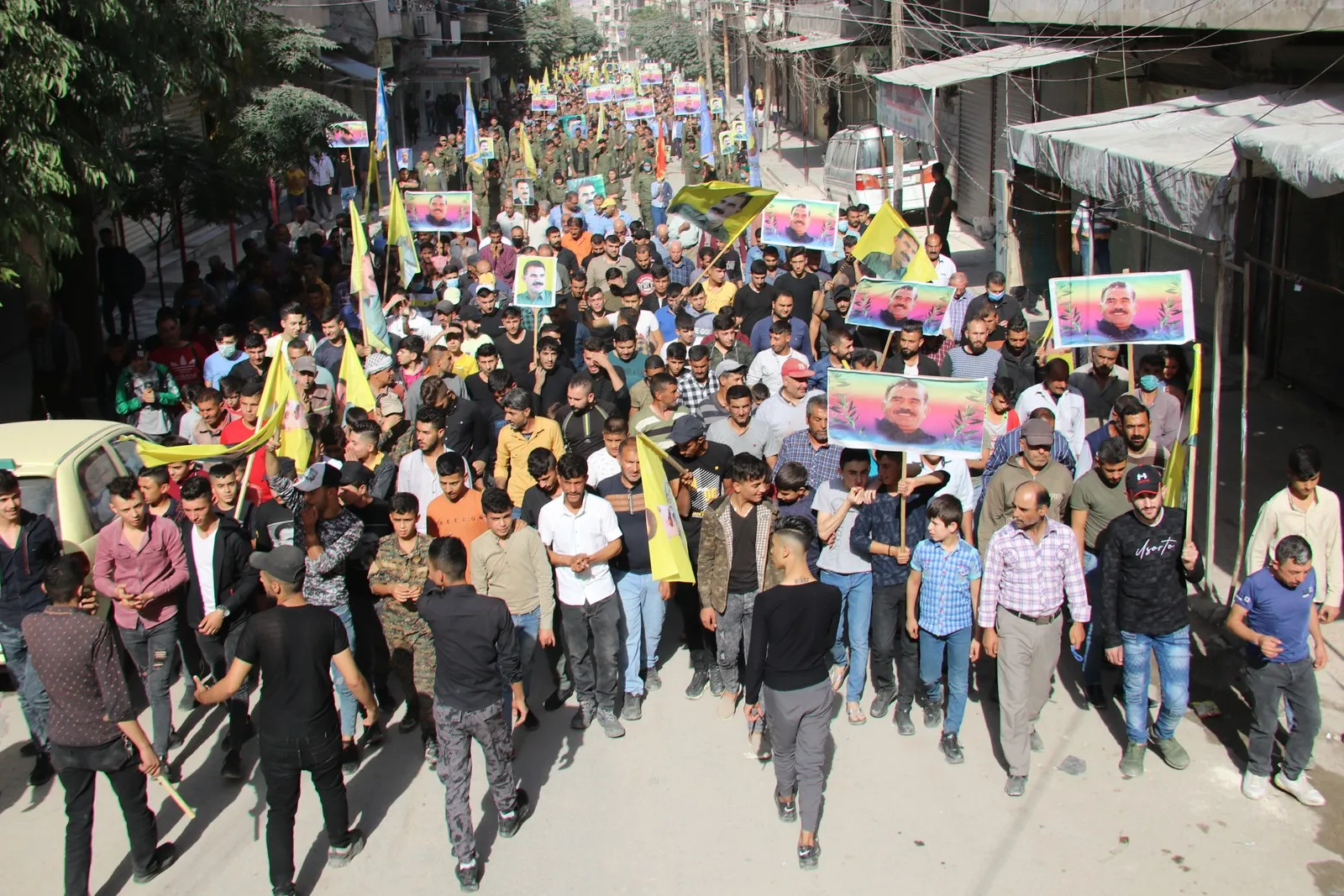 Li Helebê bi hezaran kes ji bo rêber Ocalan meşiyan