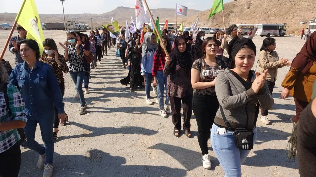 Şêniyên Qamişlo û endamên TEV-ÇAND'ê çalakaiya konvedanê dewr girtin