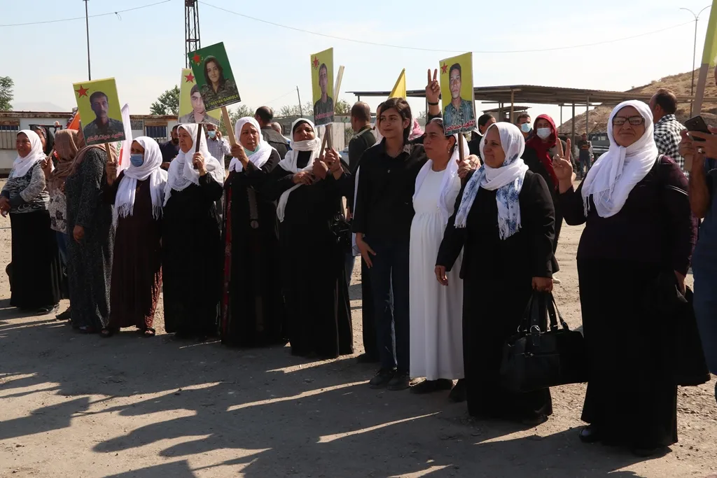 Şêniyên Qamişlo û endamên TEV-ÇAND'ê çalakaiya konvedanê dewr girtin