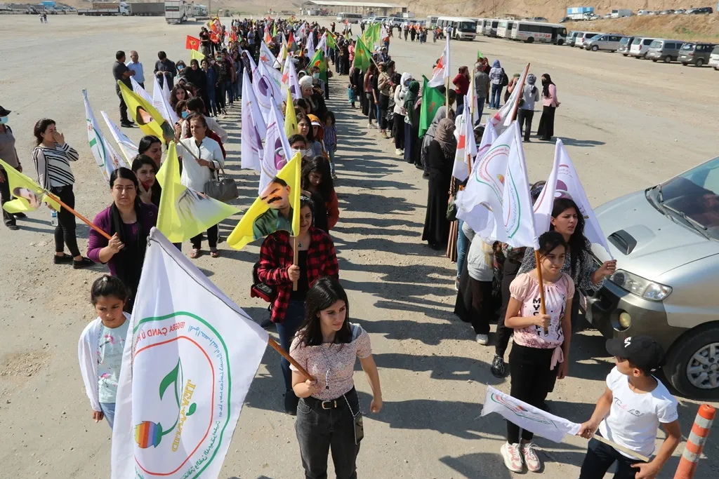 Şêniyên Qamişlo û endamên TEV-ÇAND'ê çalakaiya konvedanê dewr girtin