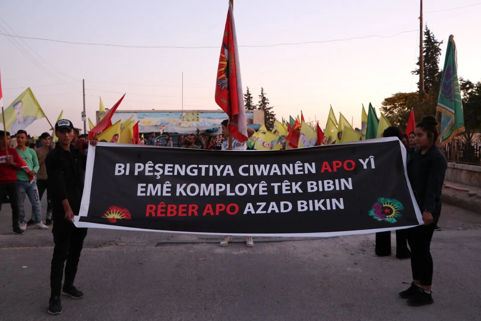 ​​​​​​​Koçberên Efrînê: Em ê berxwedanê bilindtir bikin heta azadiya fîzîkî ya rêbertî pêk bînin