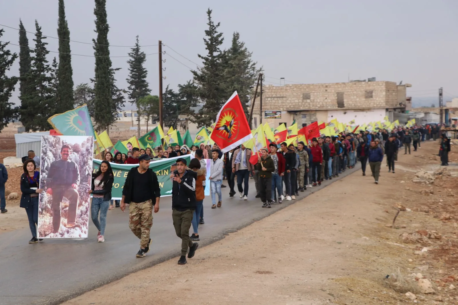 Ciwanên Efrînê ji bo azadiya rêber Ocalan meşek li dar xist