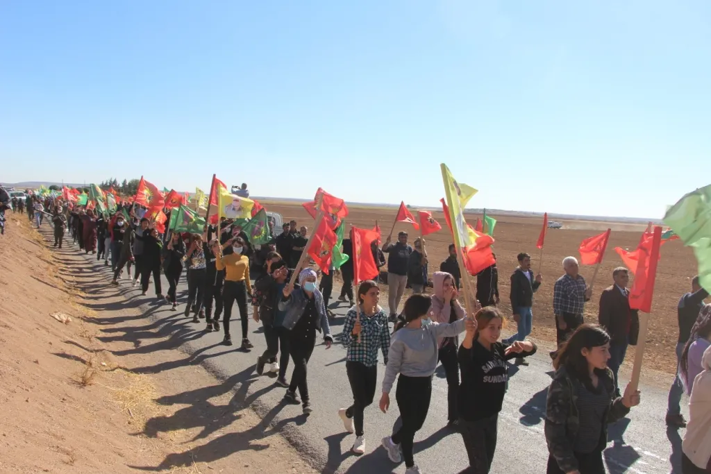Ciwanên Kobanê dest bi meşa dirêj a du rojan kir