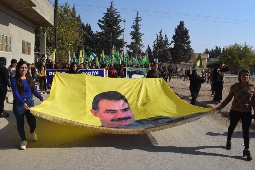 ​​​​​​​Şêniyên Şêranê li dijî tecrîdê meşiyan
