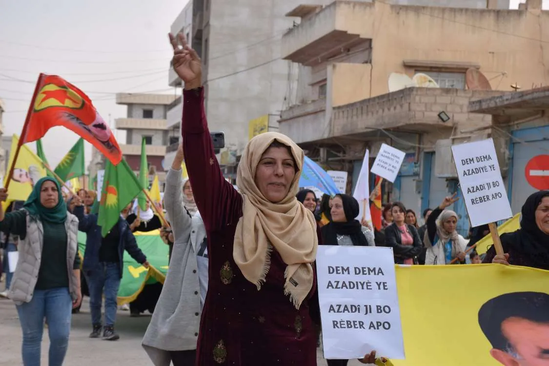 Bi hezaran kes li Qamişlo û Heleb meşiyan: Azadiya rêber Apo azadiya me ye!