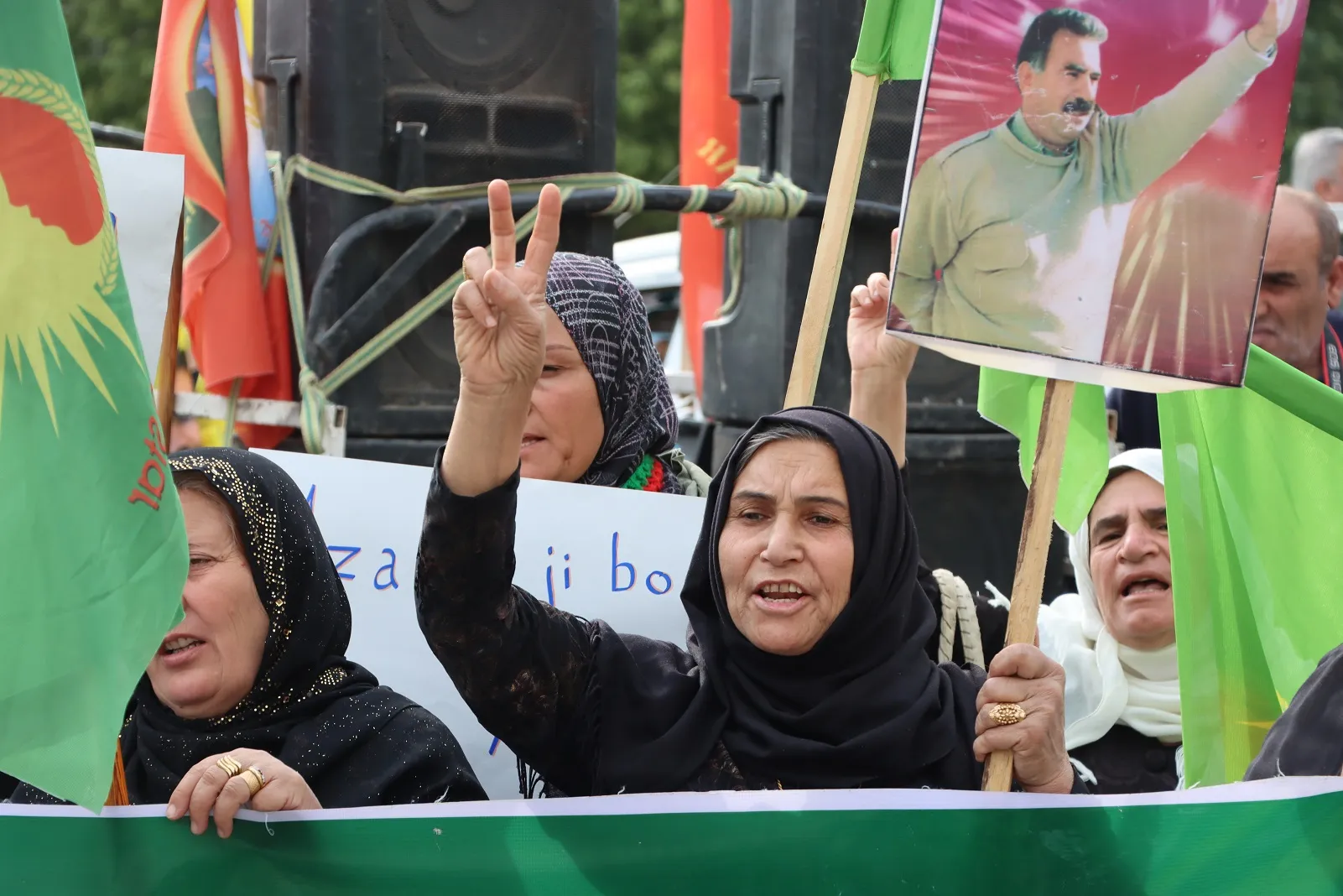 Bi hezaran kes li Qamişlo û Heleb meşiyan: Azadiya rêber Apo azadiya me ye!