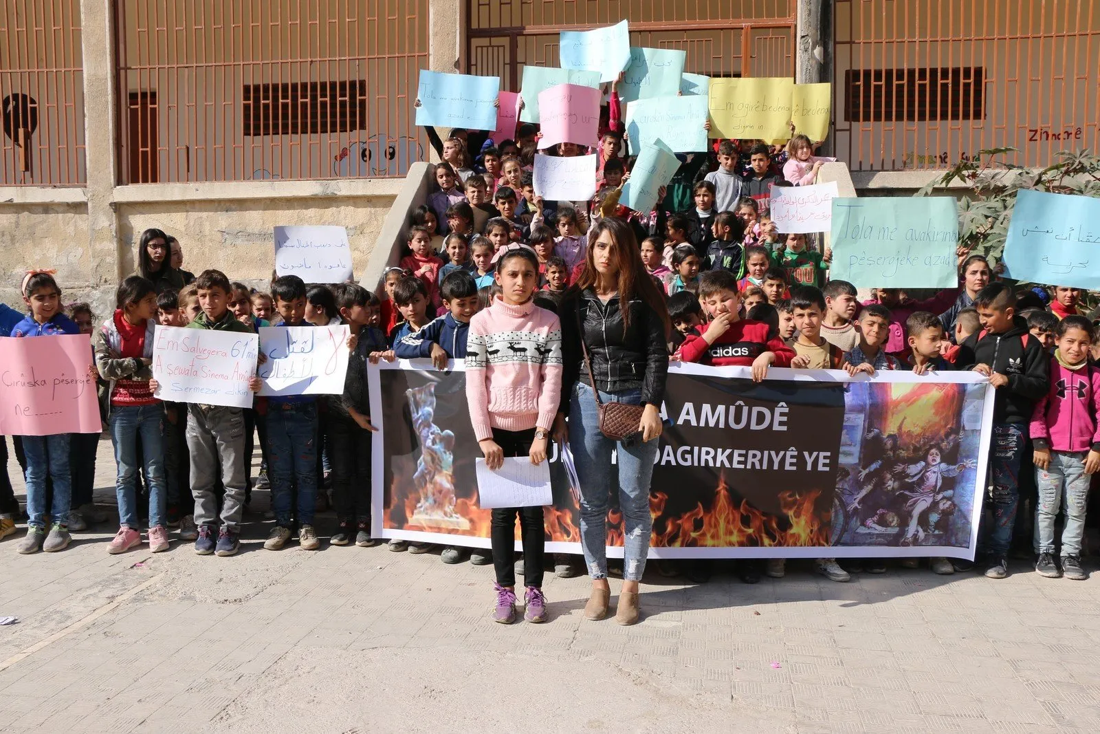 Xwendekarên Şêxmeqsûdê zarokên Sînemeya Amûdê bi bîr anîn