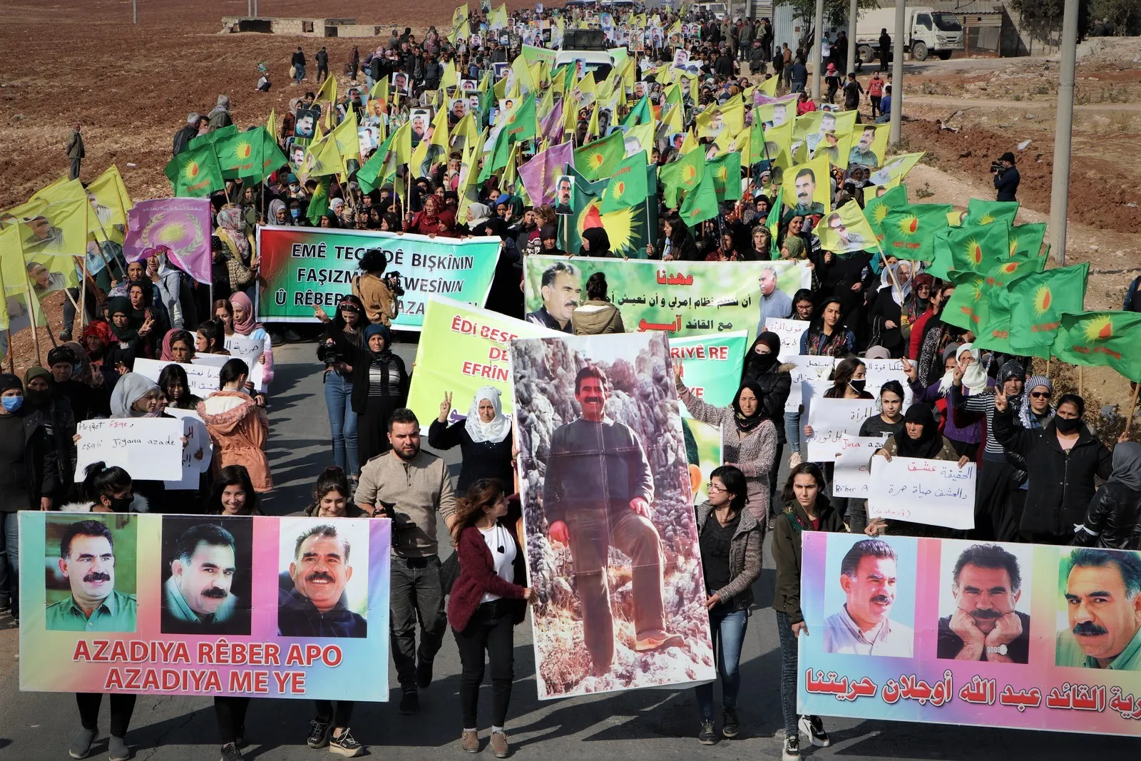 Koçberên Efrîn û şêniyên Şehbayê ji bo azadiya rêber Ocalan daketin qadan