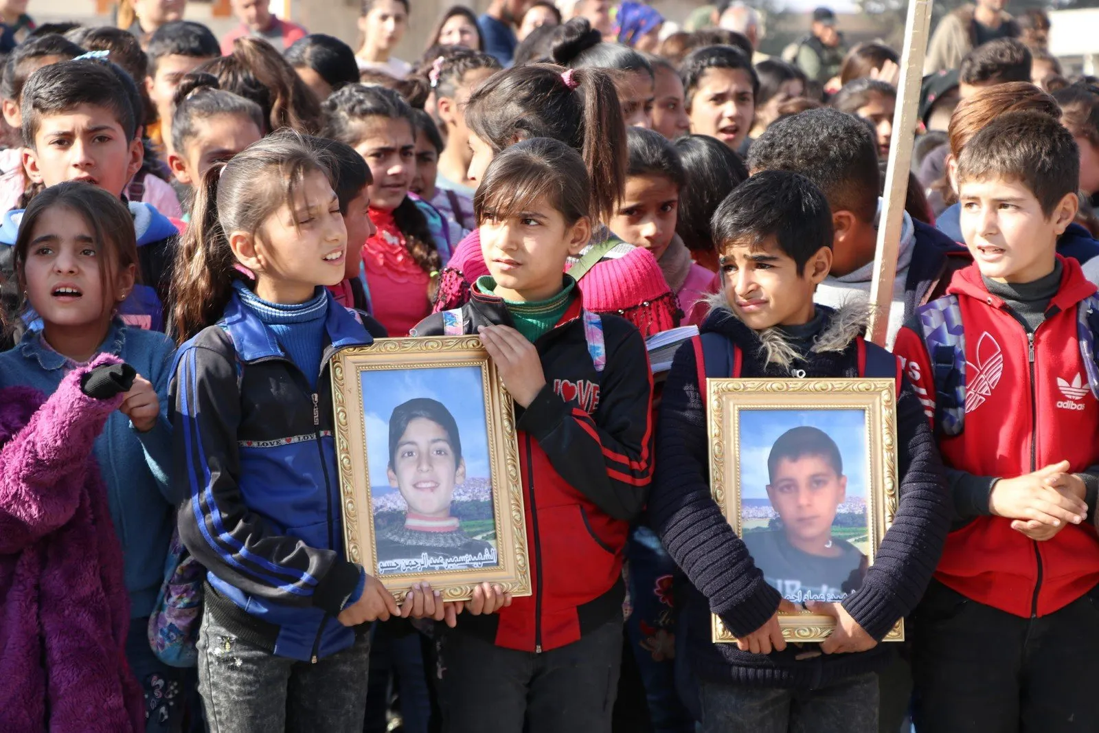 Zarokên Efrînê banga parastina zarokan ji sûcên dagirkeran kir