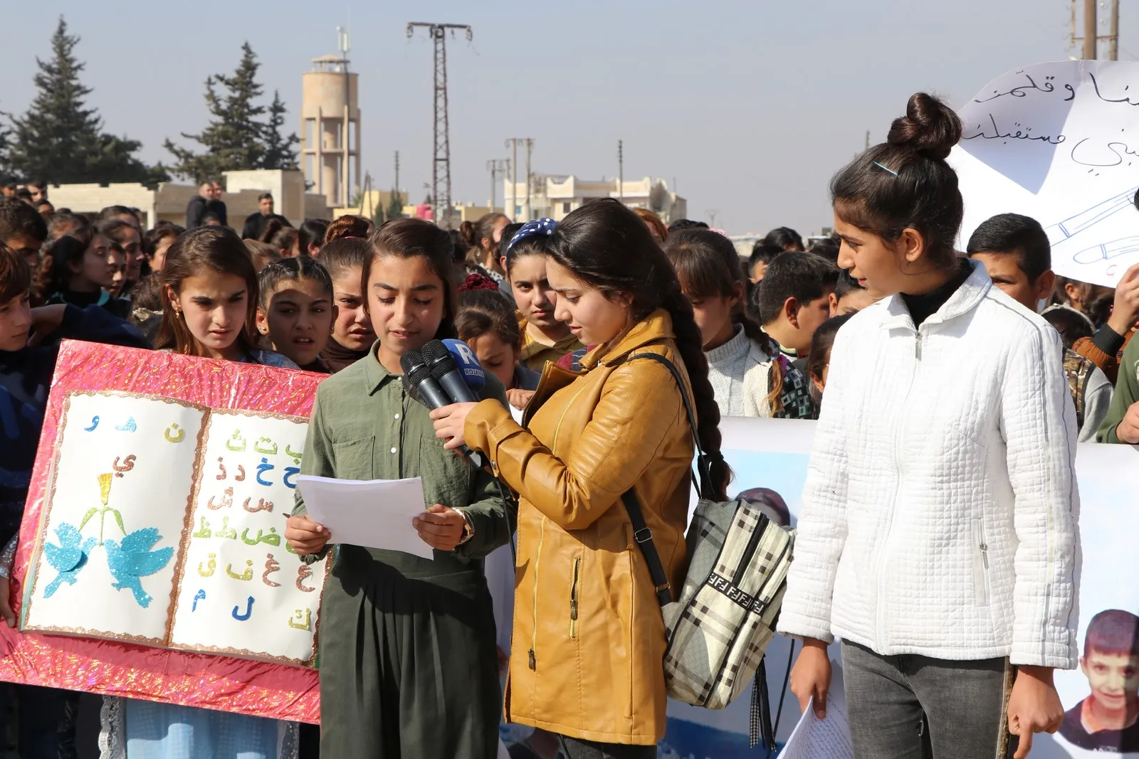 Zarokên Efrînê banga parastina zarokan ji sûcên dagirkeran kir