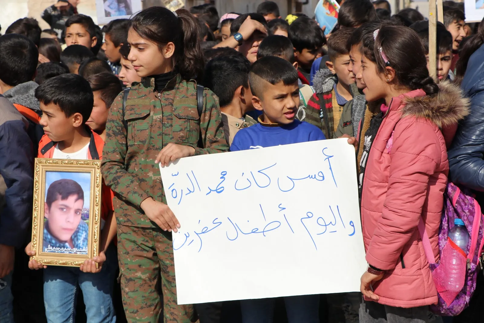 Zarokên Efrînê banga parastina zarokan ji sûcên dagirkeran kir
