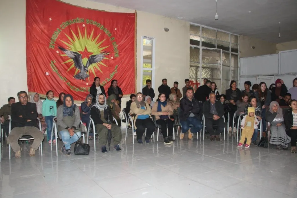 Ciwanan bi pêşangehekê şehîdên bombebarana dewleta Tirk bi bîr anîn