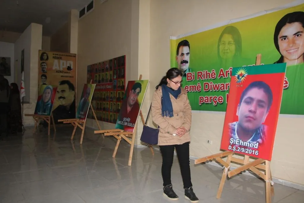 Ciwanan bi pêşangehekê şehîdên bombebarana dewleta Tirk bi bîr anîn