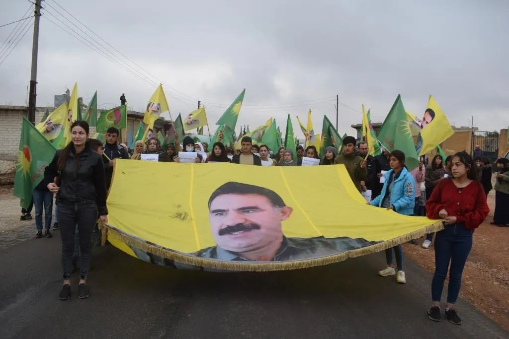 ​​​​​​​Li Çelebiyê bi sedan kes li dijî tecrîdê meşiyan