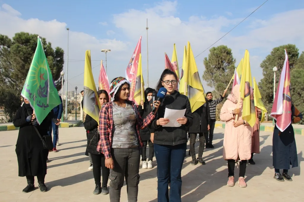 Ciwanên şoreşger êrişa li Minbicê şermezar kir