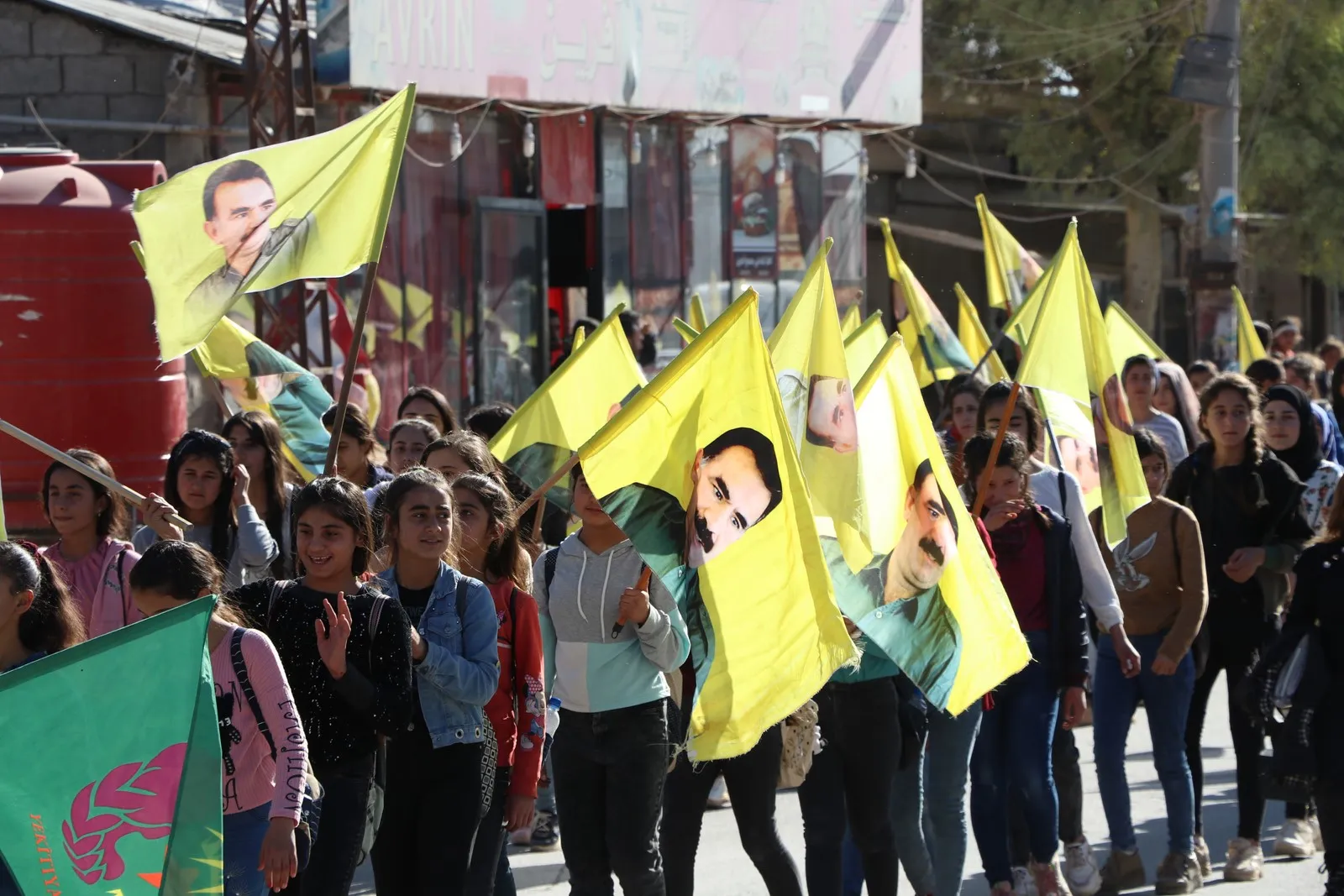 Jinên ciwan ên Şehbayê berxwedana gerîlayan silav kir