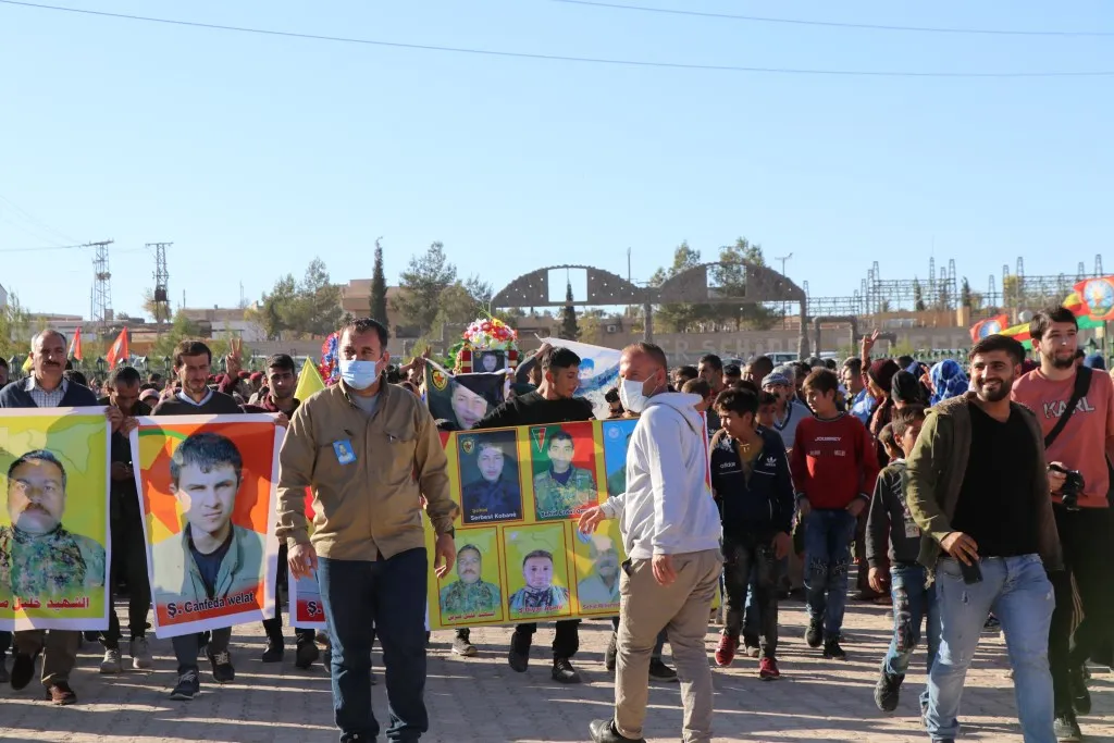 Li Kobanê ji bo 8 şehîdan merasîmek hate lidarxistin