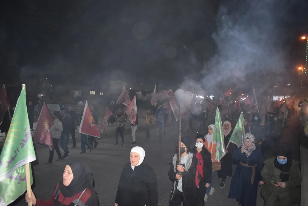 Li Minbicê bi sedan kes li dijî êrişên dewleta Tirk meşiyan