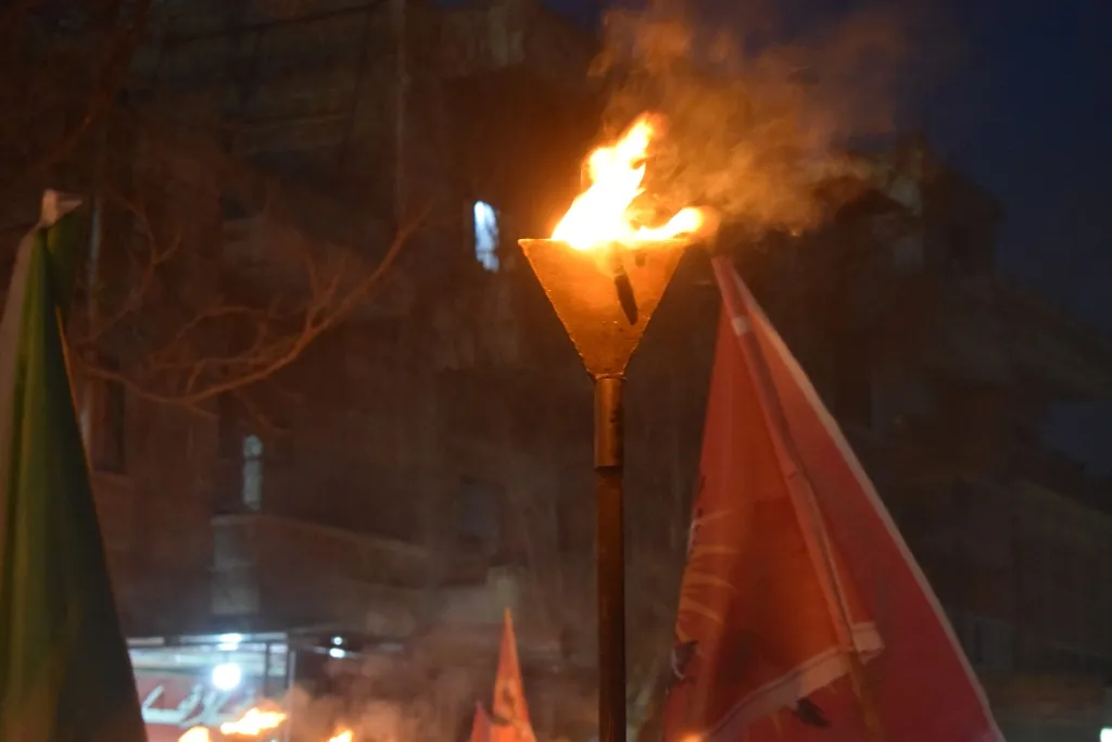 Li Minbicê bi sedan kes li dijî êrişên dewleta Tirk meşiyan