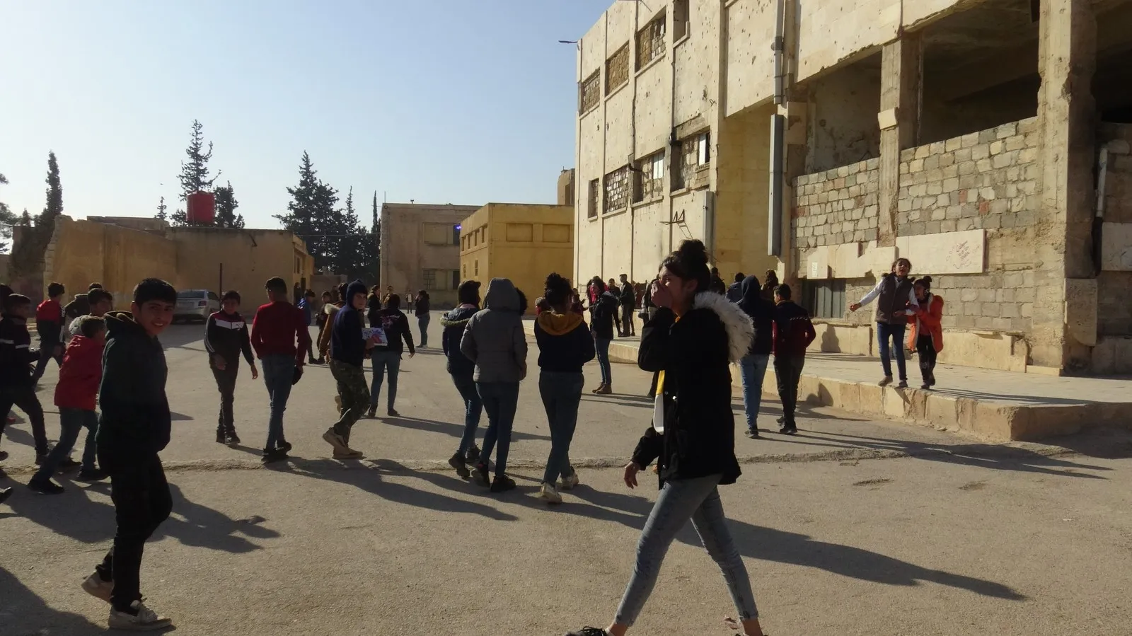 Xwendekarên herêma Efrînê tevî zehmetiyan jî xwendina xwe didomînin