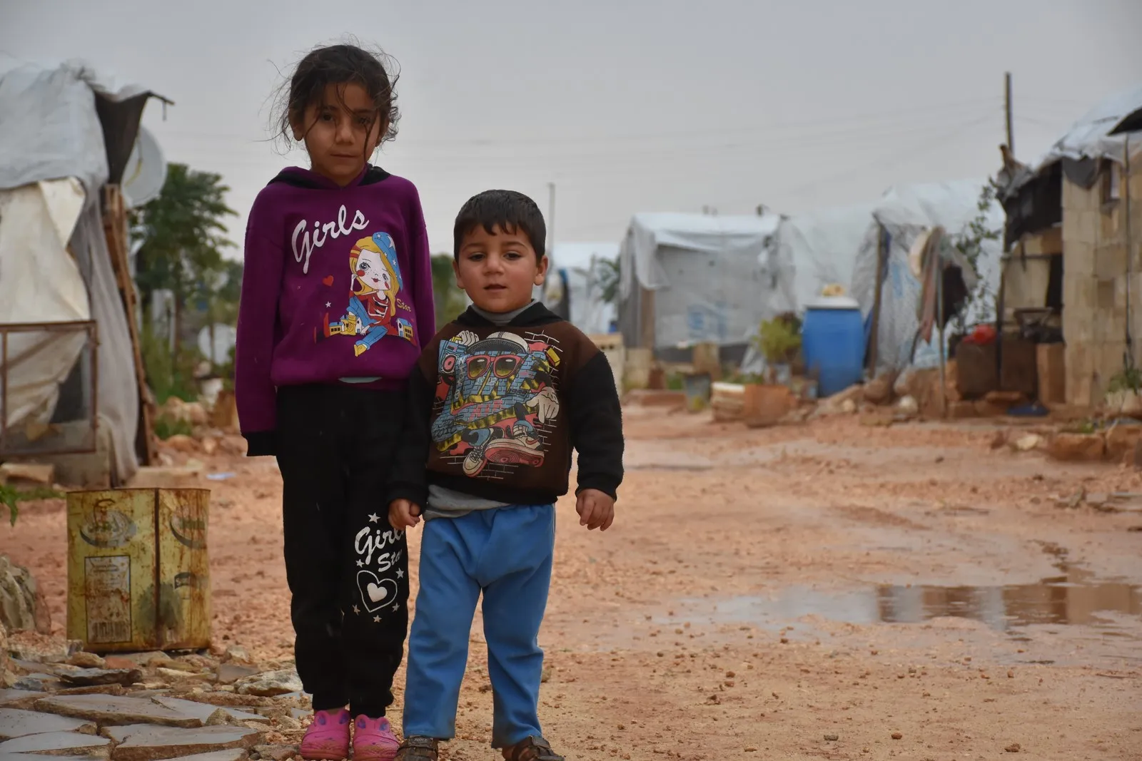 'Siyasetên navneteweyî' azarên zarokên koçber yên Efrînê zêdetir dike