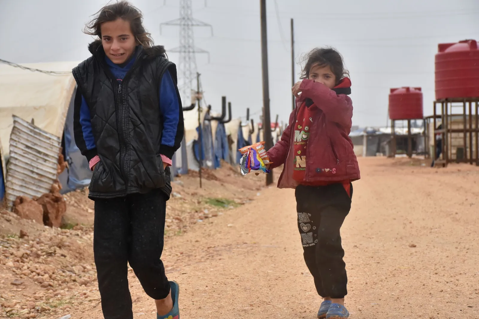 'Siyasetên navneteweyî' azarên zarokên koçber yên Efrînê zêdetir dike
