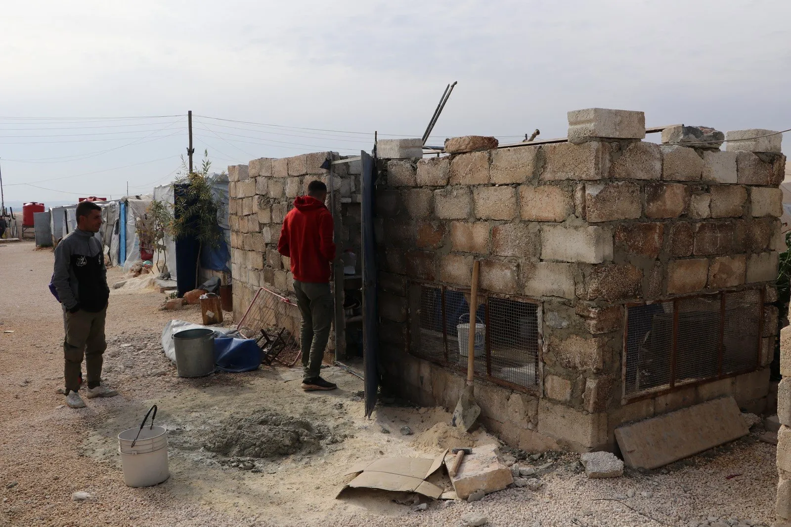 ​​​​​​​Koçberên Efrînê amadekariyên pêşwazîkirina demsala zivistanê dikin