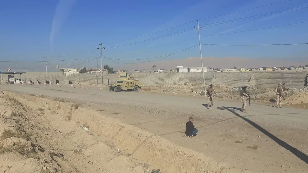 Hêzên iraqî hewl didin bi têlan wargeha Mexmûrê dorpêç bikin